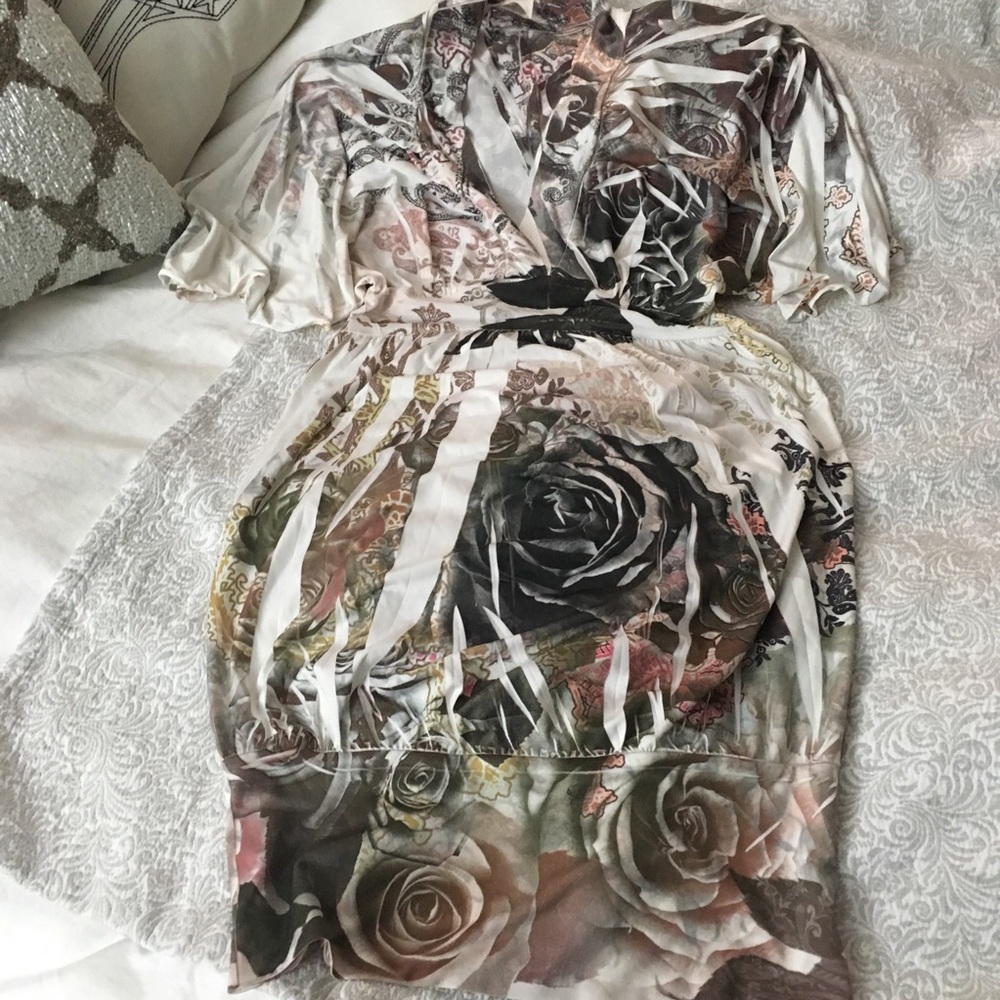 Cream flower print, Small, V neck